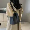 Bolso liso versátil para el día a día para mujer 2024 Nuevo bolso cubo de moda retro nicho de alta calidad bolso de hombro casual