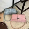 Bolso Retro de Cuero PU para Mujer, Moderno y Versátil, con Hebilla Metálica, Adecuado para el Viaje Diario, Bolso Cuadrado Pequeño, Se Puede Usar como Bolso de Hombro, Bolso Cruzado o Bolso de Mano, con un Colgante