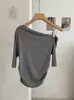Camiseta de punto fina de manga media con cuello inclinado y hombros descubiertos de color liso en Lyocell para mujer, suave y cómoda 8227