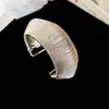 Pulsera de cadena circular hueca metálica floral estilo europeo y americano, moderna y versátil, lujo ligero con un toque de alta gama, joyería versátil al por mayor