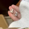 Brincos Novos de Cruz com Gota de Óleo Brancos para Mulheres Primavera/Verão 2026, Acessórios Simples Elegantes com Strass Brilhante, Brincos da Moda