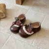 Zapatos Casuales Versátiles de Moda para Niñas 2026 Primavera/Verano Nuevos Zapatos de Princesa Calados de Punta Cerrada Planos de Suela Suave con Cordones