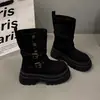 Botas plataforma estilosas de estilo britânico para mulheres, nova coleção outono 2026, projetadas para fazer mulheres baixinhas parecerem mais magras, altura até a panturrilha média e botas de montaria curtas