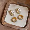 Aretes redondos de circonita chapados en oro real de 18 quilates, lujo ligero, moda de alta gama, aretes exquisitos con un diseño de nicho
