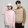 Chaqueta Ligera de Plumas para Hombre 2025 Invierno Nueva Empalme Tejido con Capucha Pareja Versátil Tendencia Casual Cálida