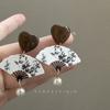 Pendientes de abanico en relieve de estilo chino para mujer, nuevos pendientes de nicho 2024, pendientes de temperamento retro únicos, pendientes de alta gama