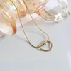 Collar Simple de Corazón Hueco de Acero de Titanio para Mujer, Cadena para Clavícula de Diseño de Nicho de Lujo Ligero, Nuevo Accesorio de Colgante Irregular de Moda