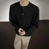 Camiseta casual de manga larga holgada para hombre con un estilo relajado, top henley simple a rayas texturizadas de otoño