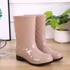 Nuevas Botas de Lluvia de Moda de Caña Media y Baja Erxiang para Mujer Botas de Lluvia de PVC Color Caqui Abstemio de Ácidos y Álcalis Zapatos de Agua Rombo 839