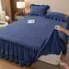 Saia de cama acolchoada de veludo cristal espesso com protetor de colchão de renda, capa simples antiderrapante à prova de poeira para colchão Simmons de veludo de leite