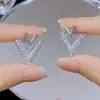 Pendientes Explosivos de Celebridad de Internet con Letra V Simple por Delante y por Detrás Nuevos 2024 Diseño de Nicho Pendientes de Alta Gama para Mujer