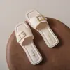 Moda chinelos femininos verão ao ar livre antiderrapante praia sapatos novos fivela quadrada plana uma palavra sandálias casuais atacado