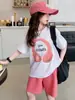 Conjunto de Verão para Meninas 2026 Novo Estiloso Roupas de Verão Infantis Tendência Conjunto de Shorts de Manga Curta Esportivo para Meninas Grandes