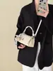 Bestseller Transfronteiriço Estilo Coreano Simples Bolsa Transversal com Pingente de Urso Feminina 2026 Nova Bolsa de Mão/Ombro de Moda de Alta Qualidade