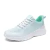 Novos sapatos femininos de primavera e verão, sapatos esportivos de malha respiráveis, tênis de corrida antiderrapantes, salto baixo, sola macia, leves e confortáveis, sapatos casuais