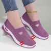 Zapatos de mujer de talla grande, con suela suave, para no cansar los pies, sin cordones, de malla, transpirables, de tela antigua de Beijing.