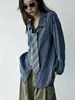 Camisa de ritmo lento, lavada com areia, macia e com bom caimento, lavável à máquina, camisa azul versátil e que afina a silhueta.