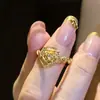 Libro Rojo Nuevo Anillo de Rosa Nunca Marchita Diseño de Alto Valor de Color Lujo Ligero Personalizado Nicho Moda Joyería de Moda