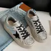 Tênis de lantejoula estrela prateada para mulheres, com sola grossa, confortável, sola macia, casual, moderno, de alta qualidade, com cadarço, esportivo, visual desgastado