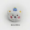 Broche de Boneca Urso de Pelúcia Desenho Animado Fofo Urso Cacheado Corado Acessórios Decorativos para Chapéu de Cabeça Outono e Inverno Bolsa