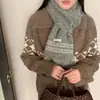 En stock al por mayor del fabricante: Bufanda de invierno estilo Fair Isle para mujer, hecha con una mezcla de lana, cálida, suave y versátil, con un patrón de copo de nieve