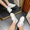 Estilo Igual de Amumi ~ Sapatos Casuais Femininos de Couro com Solado Grosso 2025 Primavera e Verão Novos Sapatos Brancos Versáteis com Cadarço e Bico Redondo para Mulheres