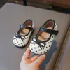 Zapatos para caminar para bebés niñas, zapatos pequeños de cuero, nuevo estilo otoño 2026, de lunares para niños, corte bajo, zapatos de princesa, niña, lazo