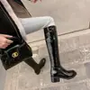 Botas de Caballero Delgadas y Versátiles 2025 Invierno Nuevo Estilo Forradas de Lana Cálidas Hebilla Metálica de Camelia Tacón Medio Botas Completamente de Cuero para Mujer