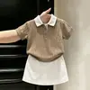 Conjunto de verano 2026 para niñas estilo coreano: top fino de punto con bloques de color en estilo vintage y cuello polo de manga corta, y falda blanca para niñas