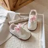 Tênis de Treino Alemão com Laço Floral para Meninas 2026 Primavera e Outono Novos Tênis Esportivos Infantis Solado Macio Calçados Casuais Tendência