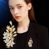 Broche de Flor de Osmanthus con Rama Dorada y Circonita de Diamante Completo Estilo Coreano Moda Otoñal Joyería Nueva para Mujer