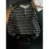 Suéter Gola Henley com Design Color Block Listrado Estilo Coreano para Homens e Mulheres Outono/Inverno Pulôver Casual Malha Estilo Retro Old Money