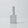 Botella de plástico para esmalte de uñas en blanco y negro con pincel, disponible en stock. Botella de vidrio para esmalte de uñas.