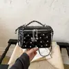 Bolso pequeño súper popular para el trabajo, nuevo estilo de verano 2026 para mujer, bolso cruzado pequeño tipo caja acolchado con cadena inspirado en Chanel