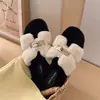 Chinelos peludos femininos para uso externo, novo estilo 2026, design de boca de peixe, estilo coreano casual, moderno, para uso em casa, planos, estilosos, quentes e populares
