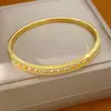 Pulsera de doble capa circular hueca con cierre chapado en oro real de 18 quilates con circonitas, accesorio de mano exquisito y moderno, joyería de nicho de lujo ligero