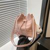 Bolsa de balde portátil plissada de alta qualidade feminina 2024 nova moda bolsa de ombro bolsa de ombro de geração de comércio exterior transfronteiriço