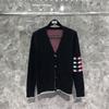 TIME BREATHE TB Cardigan Suéter Primavera e Outono Novo Costas Leão Camuflagem Quatro Barras Tricô Masculino e Feminino