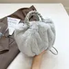 Otoño/Invierno 2026 Elegante de Moda Nueva Bolsa de Nube de Felpa Plegada Simple Temperamento Cruzada de Mano Pequeña Cuadrada Moderna