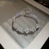 Pulseira de Zircônia Flor Redonda Verde Estilo Europeu e Americano, Sensação de Luxo Leve e de Alta Qualidade, Acessório de Mão Doce e Versátil para Mulheres