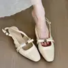 Primeiro encontro com o charme suave da estação! Sandálias femininas de salto grosso para primavera/verão 2026 com bico quadrado, fivela de metal, frente fechada e parte traseira aberta