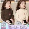 Capa base de forro polar para niña con cuello semi-alto, nuevo estilo Otoño/Invierno 2026 para niños medianos a grandes, estampado de dibujos animados, cálida capa interior superior