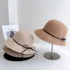 Chapéu de Pescador Minimalista Estilo Commuter Grande na Frente e Pequeno Atrás para Mulheres, Chapéu de Palha de Verão com Proteção Solar e Laço Fino de PU, Chapéu de Sol