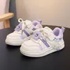 Tênis infantil 2026 primavera e outono novo modelo infantil respirável versátil confortável sapatos brancos bebê antiderrapante sapatos esportivos de moda