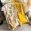 Cachecol estilo chinês de camélia vermelha em falso cashmere para mulheres, adequado para primavera, outono e inverno, pode ser usado como xale com um cheongsam ou como camada externa no verão, um design estilo mãe