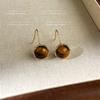Aretes Maillard Color Café Francés para Mujer, Aretes Simples y Modernos Retro de Piedra Ojo de Tigre, Aretes Nicho de Alta Gama para Mujer