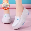 Vendas diretas da fábrica: Sapatos de enfermeira forrados com fleece, de sola grossa, respiráveis, antiderrapantes, confortáveis, versáteis, projetados para enfermeiros de jaleco branco e exclusivamente para vendas transfronteiriças