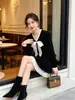 Top retro de terciopelo negro estilo francés Nanyou para mujer, cuello en V, con detalle de lazo, cintura ceñida, mangas largas elegantes, efecto adelgazante, perfecto para otoño e invierno