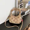 Elegante y minimalista bolsa de trabajo para mujer, nueva colección 2026, con un diseño texturizado y casual de lunares, un bolso de mano de alta calidad y una bolsa versátil para llevar al hombro o cruzada