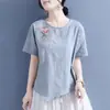 Novo top de jacquard de algodão e linho de verão com detalhes bordados no ombro direito, apresentando uma manga curta assimétrica e gola redonda, em um design retrô estilo chinês para mulheres
